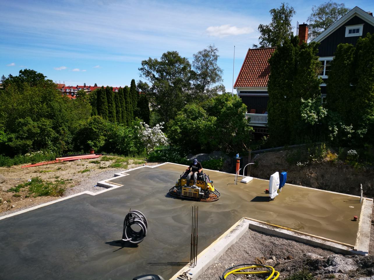 Nordcrete i Ludvika och Smedjebacken Dalarna ställer grund, armerar, gjuter och slipar husgrunder i betong.